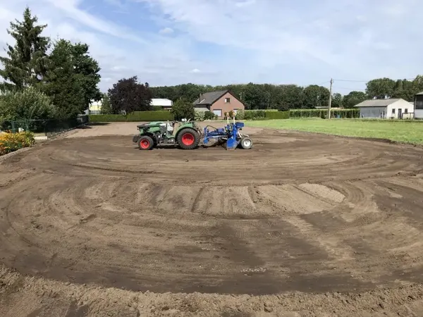 Stap 2: Grond egaliseren met tractor
